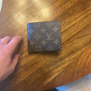 New Louis Vuitton Classic Monogram Men’s Wallet